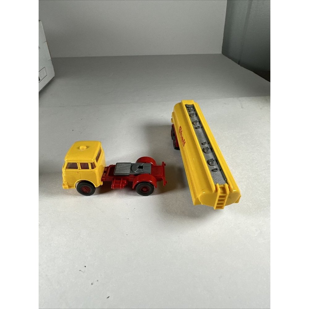 Man F8 Shell Tanker HO Scale - Picture 2 of 9